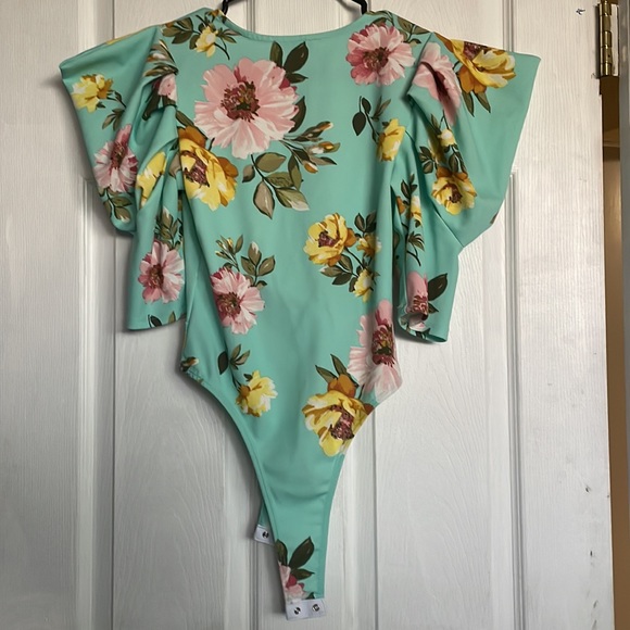 Charlotte Russe Puff Short Sleeve Floral Blouse NWOT ‼️CLOSET CLEAR OUT‼️$10 - Picture 3 of 8